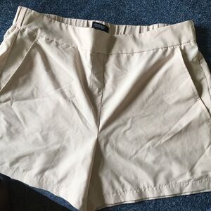 Womens tan Jones&Co L short’s